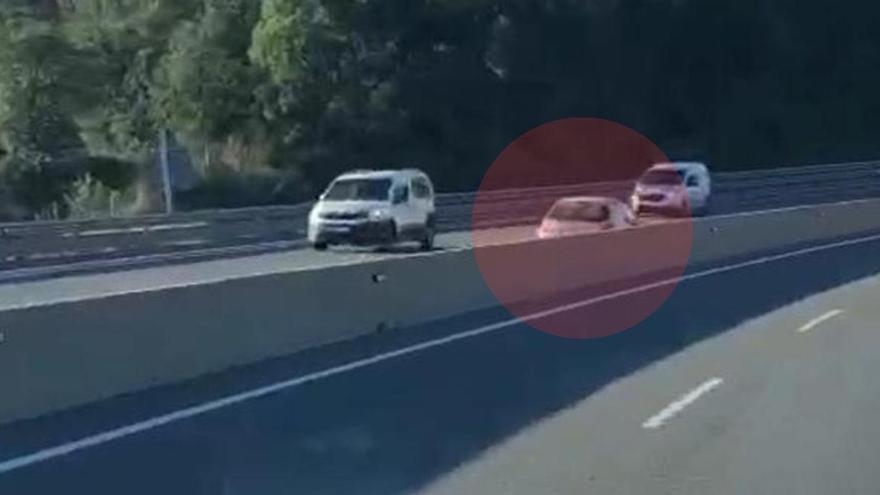 Vídeo: Una conductora de 77 años circula por la autopista en dirección contraria