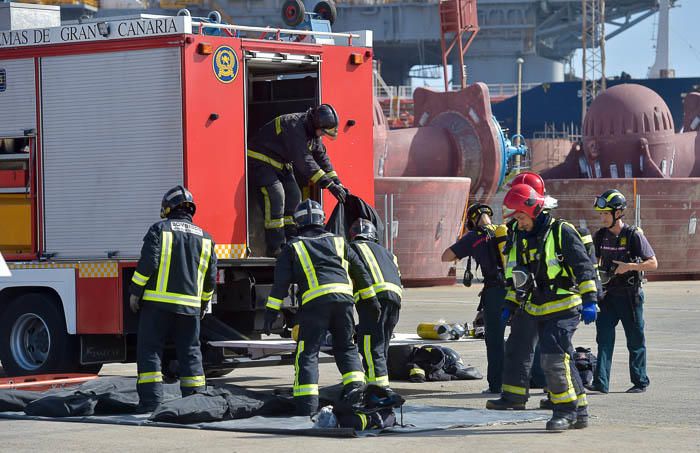 Simulacro de incendio en un barco, en las ...