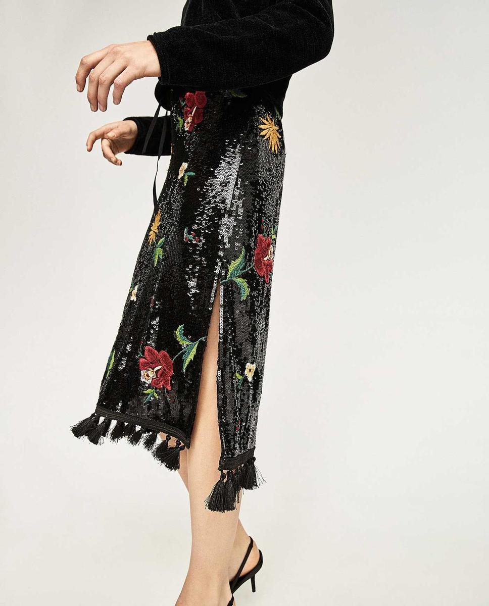 Falda midi bordada de flores y lentejuelas, de Zara, 69,95