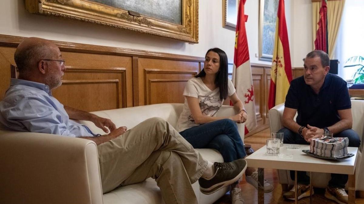 Arrimadas con el presidente de la Diputación, Requejo, y el procurador IgeA