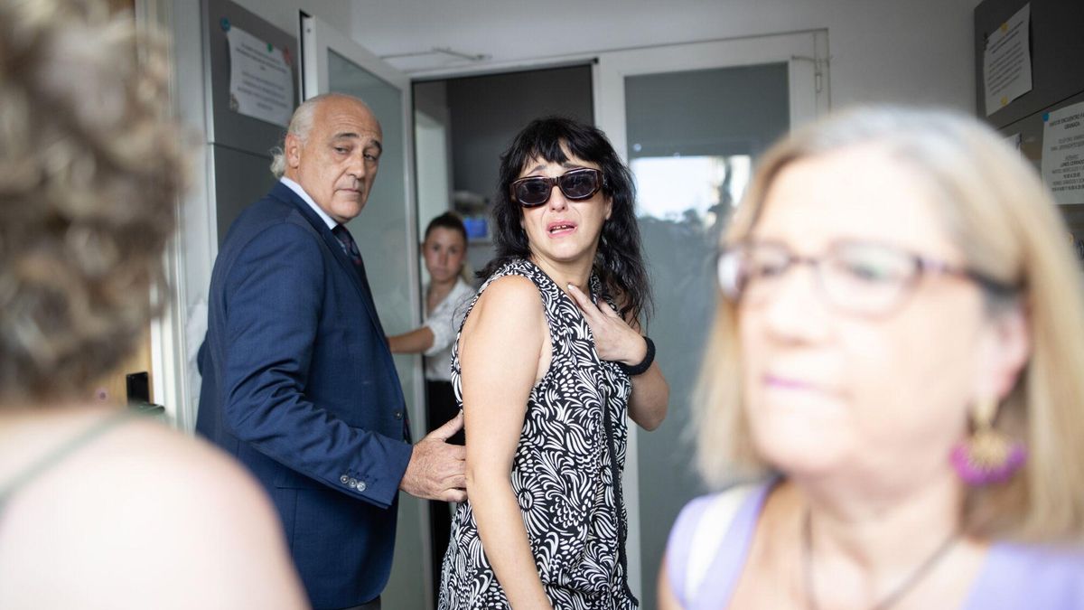 Llegada de Juana Rivas con su hijo menor al punto de encuentro familiar.
