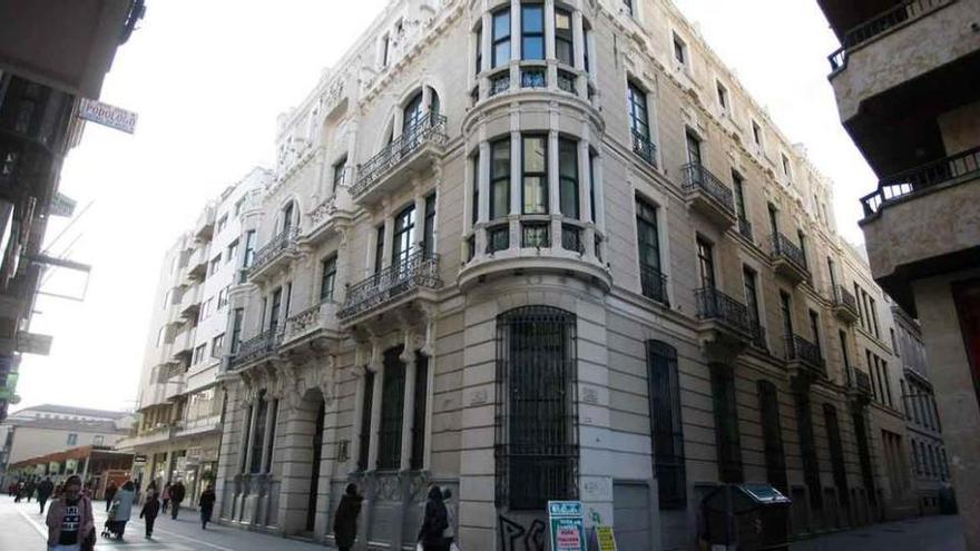 El edificio puesto a la venta.