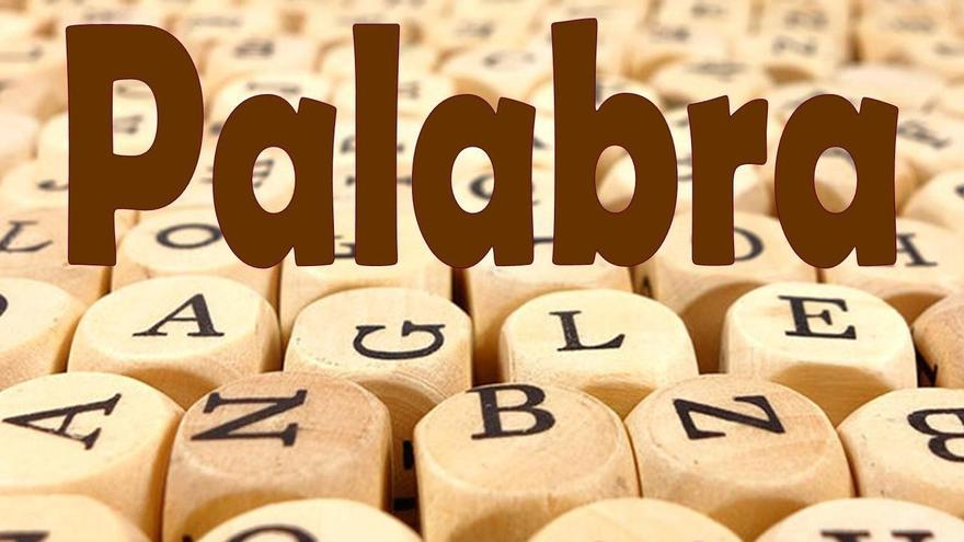 Coger (a alguien) por la palabra