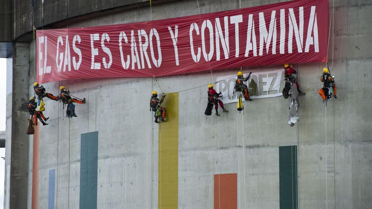 Activistas de Greenpeace colgados ayer de la planta de Reganosa en Mugardos.   | // MARIO GÓMEZ / GREENPEACE