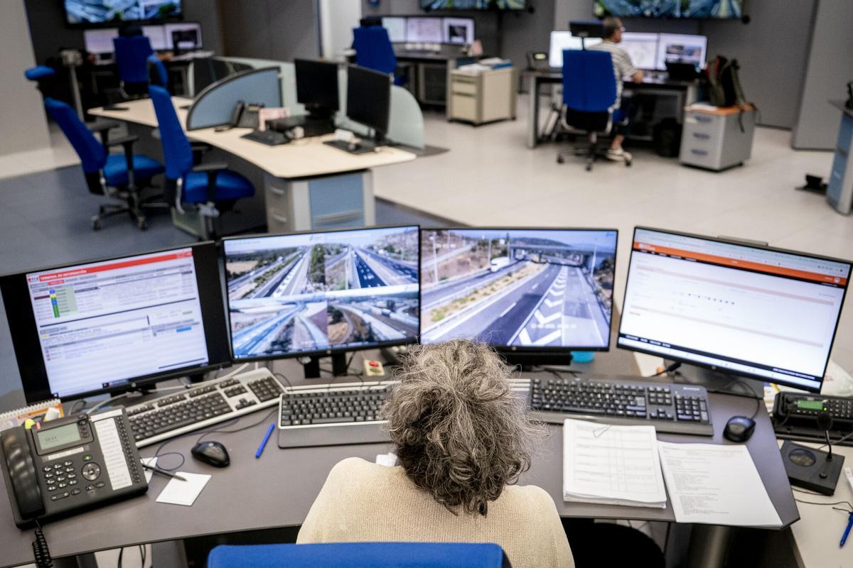 Centro de control de tráfico, ayer en Madrid. Vista de la sede de la Dirección General de Tráfico (DGT), a 12 de agosto de 2026, en Madrid (España). La visita a la DGT y la sala de pantallas se produce para comprobar y hacer seguimiento del inicio de una jornada en la que se prevén medio millón de desplazamientos por carretera con motivo del eclipse solar total. Han hecho hincapié en las recomendaciones y limitaciones de movilidad que hay previstas para evitar incidentes. 12 AGOSTO 2026 A. Pérez Meca / Europa Press 12/08/2026. A. Pérez Meca