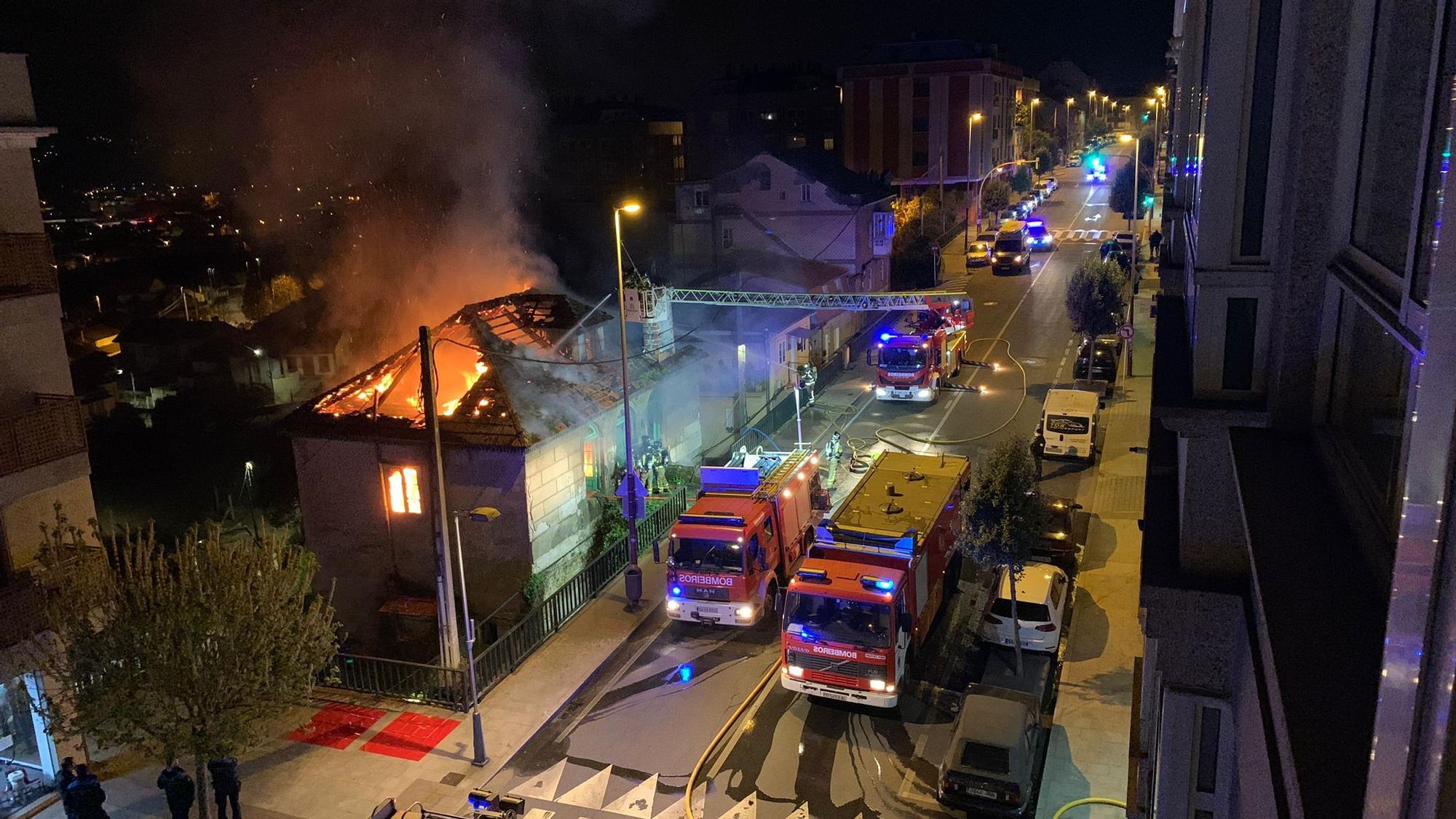 Incendio de madrugada en una casa okupa de Ramón Nieto