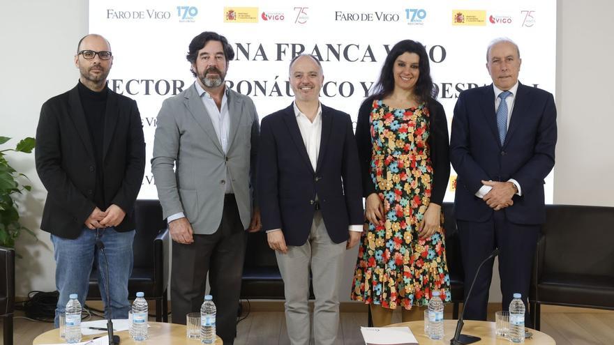 De izquierda a derecha: Julio Pérez, Eduardo Carrillo de Albornoz, David Regades, Yanina Hallak y Francisco Puga, ayer en FARO.