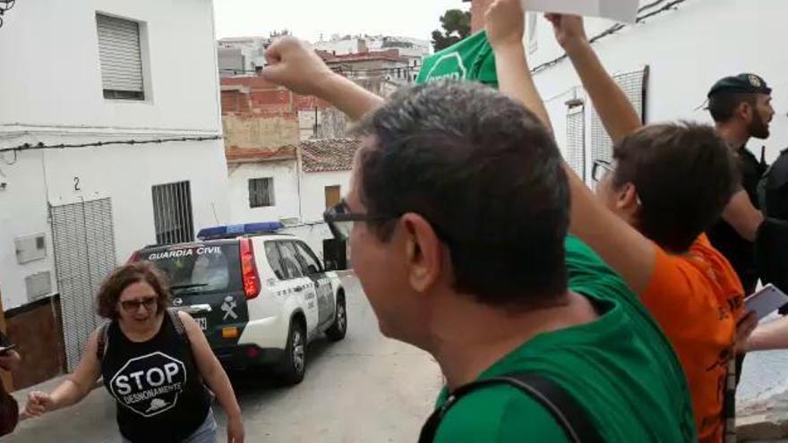 Alegría al paralizarse el desahucio de una familia en Oliva