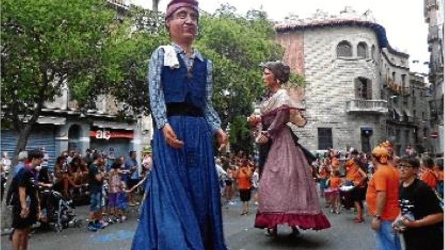 Gegants ballant pels carrers de la ciutat durant la processó de Sant Bartomeu de l&#039;any passat