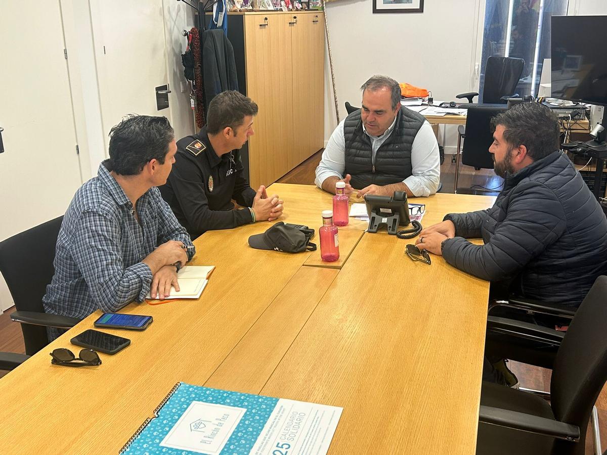 Reunión en Pizarra de la Policía Local, Protección Civil, Bienestar Social y el alcalde, Félix Lozano y el concejal de Seguridad, Vicente Castro