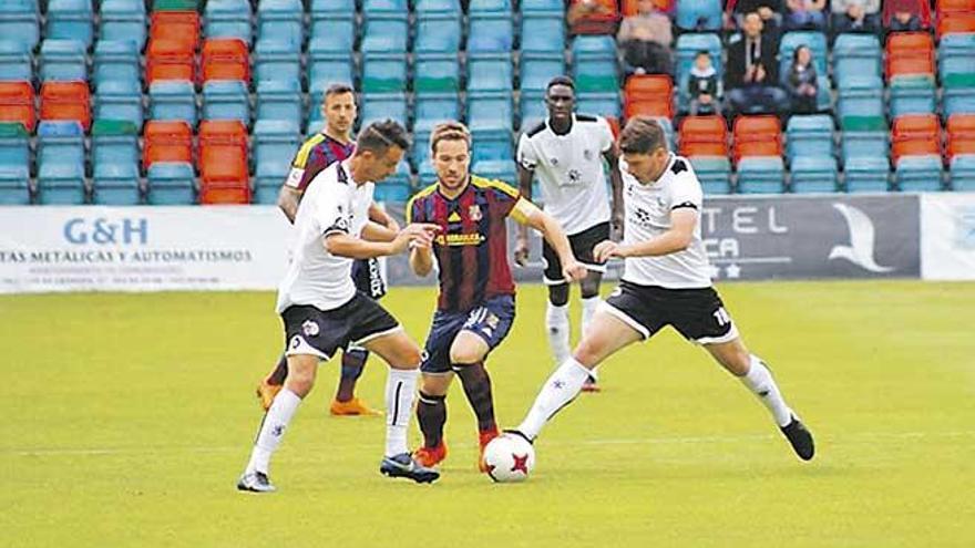 Víctor pugna con dos jugadores del Salmantino.