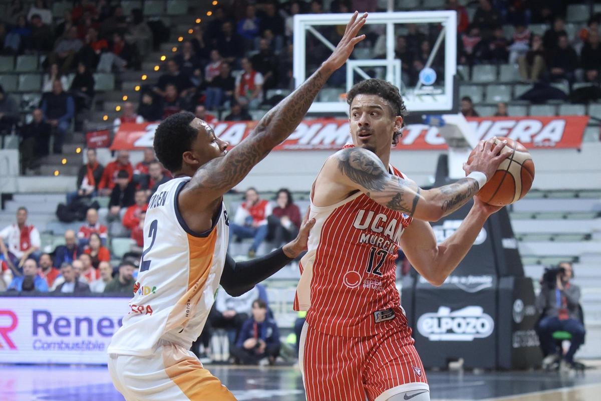 Jonah Radebaugh, del UCAM Murcia, durante el encuentro ante el Rostock Seawolves.