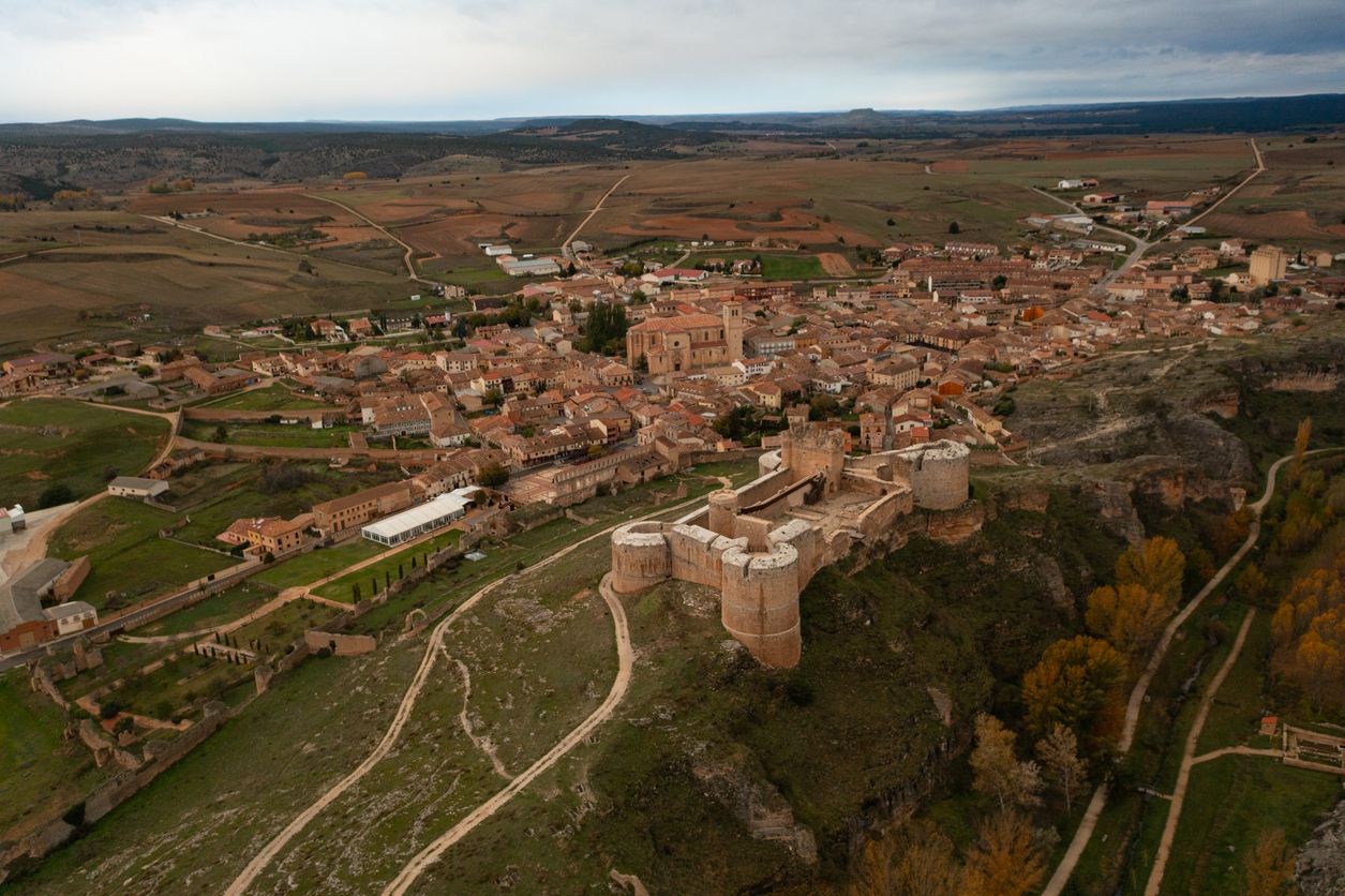 El castillo se alza sobre una colina.