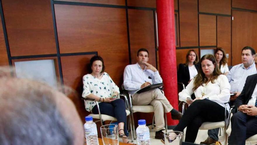 Luis Manuel Pérez, en primer término, durante la charla de ayer.