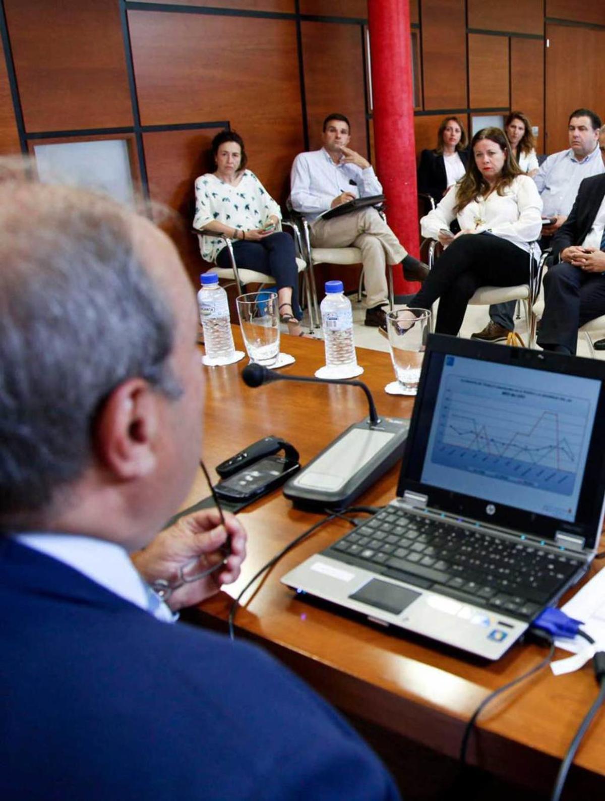 Luis Manuel Pérez, en primer término, durante la charla de ayer.