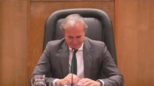 Azcón rompe a llorar en su discurso de despedida del Ayuntamiento de Zaragoza.