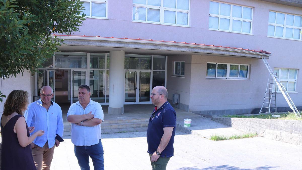 El delegado territorial de Educación escucha las explicaciones de la directora del CPI ante el alcalde y el concejal de Ensino.