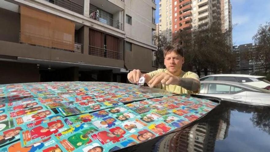 Quizá sea lo más friki que verás en este Mundial: un creador de contenido chileno cubre su coche nuevo con cromos del Mundial
