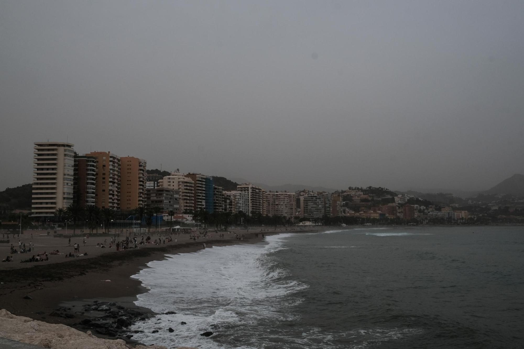 La calima vuelve a cubrir  Málaga capital