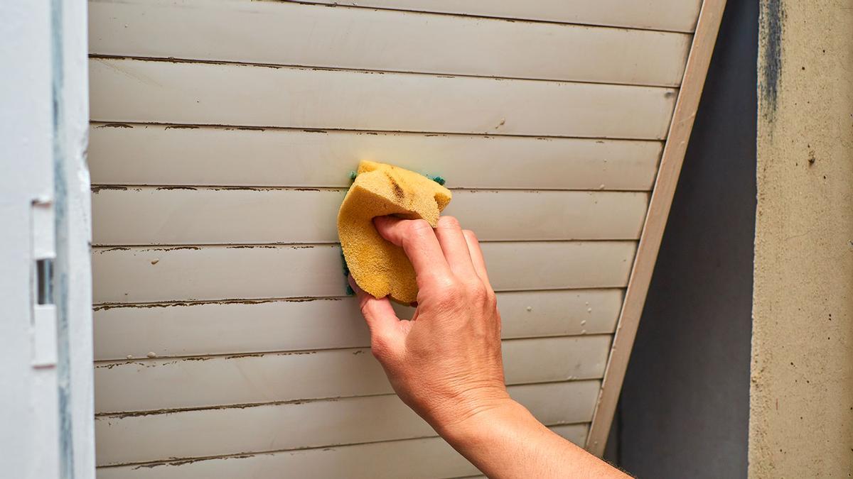 Aterriza en Lidl la escoba que deja las persianas exteriores y las ventanas como recién instaladas (y a precio reducido)