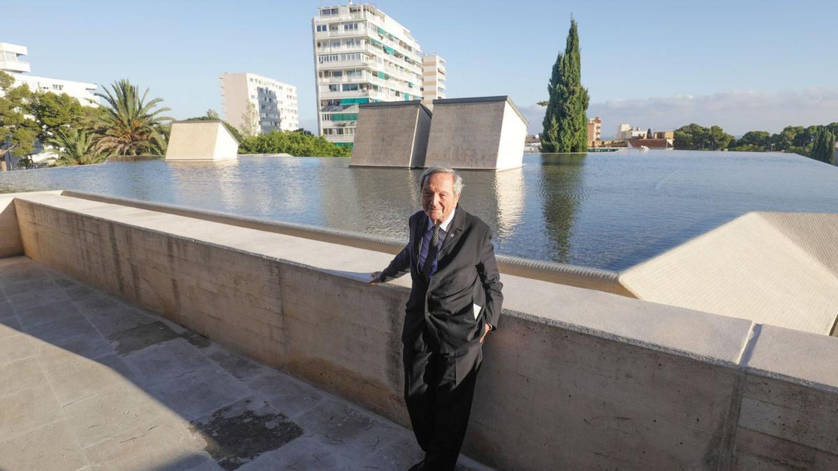 El arquitecto Rafael Moneo posa junto a la cubierta reformada, que vuelve a tener agua para recuperar el mar que perdió Miró. |