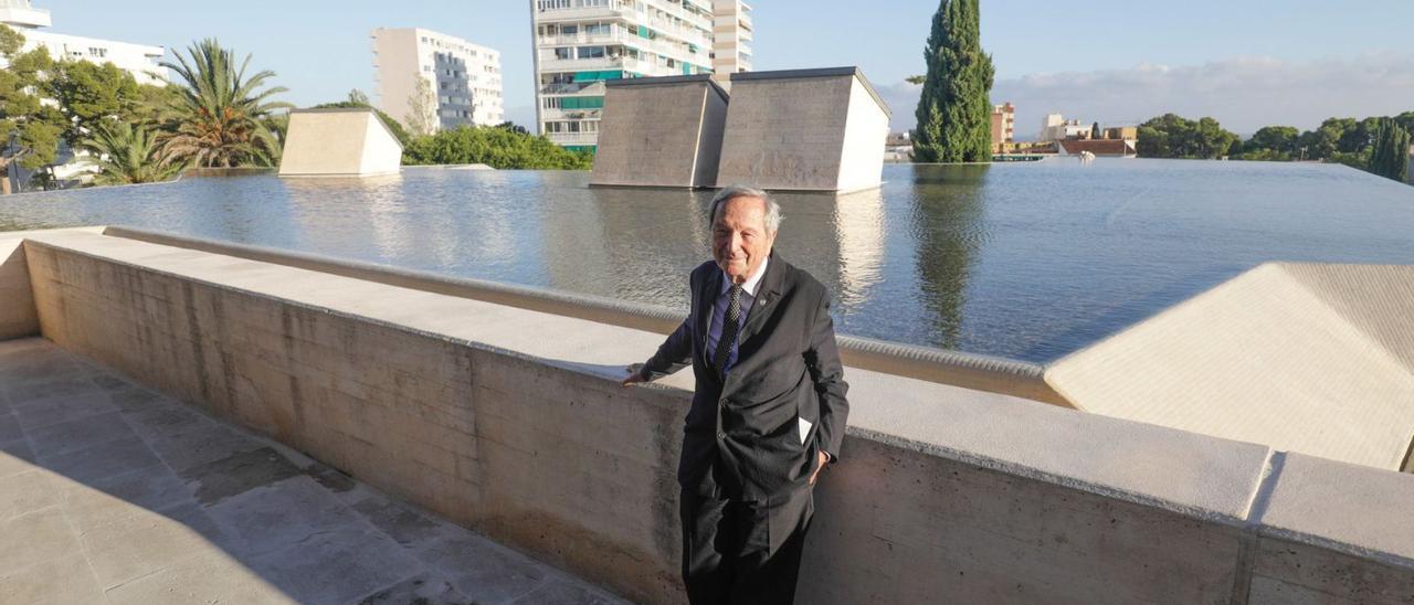 El arquitecto Rafael Moneo posa junto a la cubierta reformada, que vuelve a tener agua para recuperar el mar que perdió Miró. |