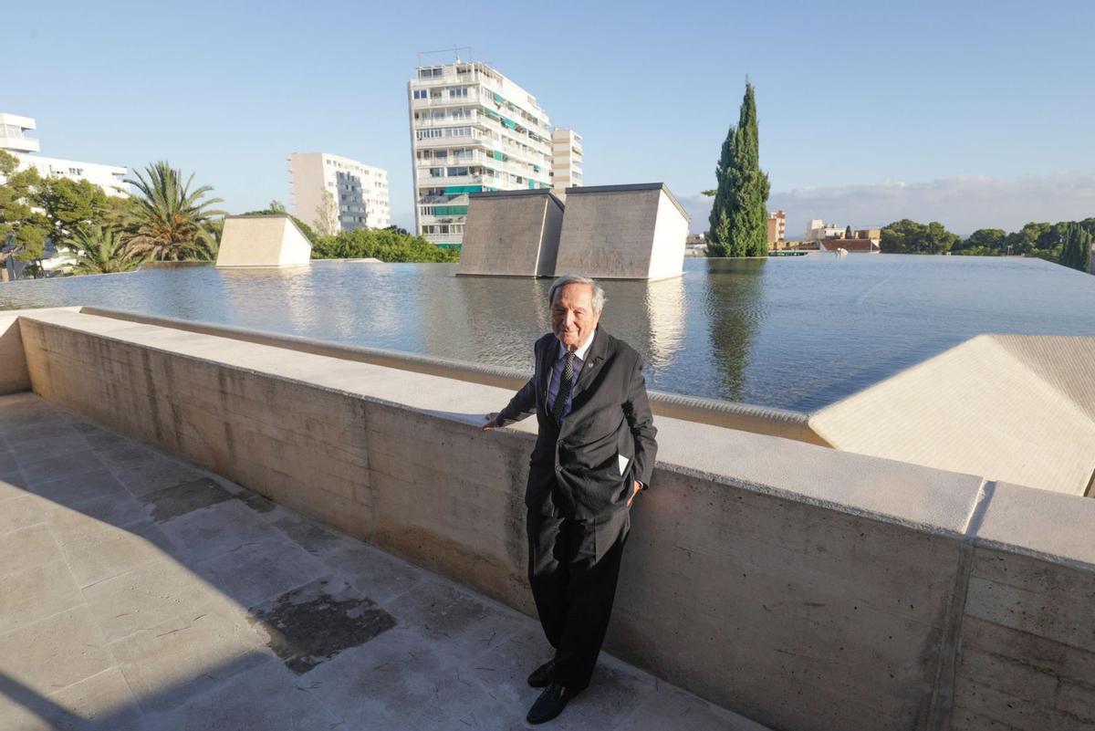 El arquitecto Rafael Moneo posa junto a la cubierta reformada, que vuelve a tener agua para recuperar el mar que perdió Miró. |