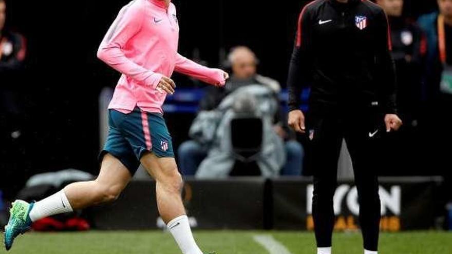 Griezmann, en el entrenamiento de ayer en Lyon, con Simeone a la derecha.