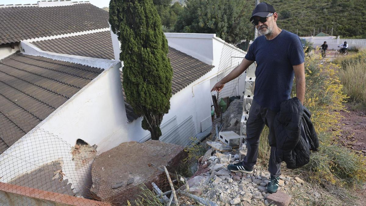 Una roca de gran tonelaje invade una vivienda de Gilet