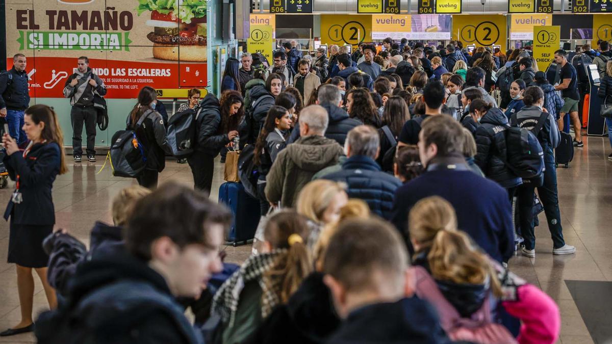 Importantes demoras en El Prats por la huelga de los trabajadores de handling de Iberia