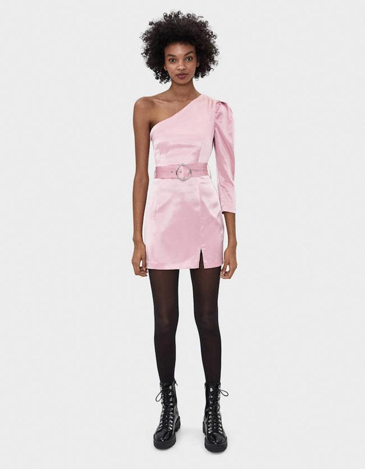 Vestido rosa asimétrico, de Bershka