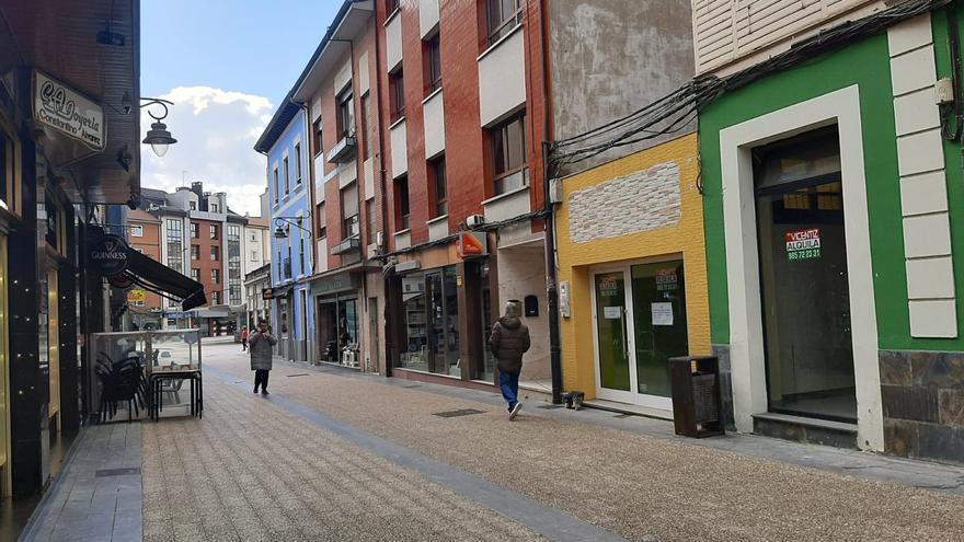 El centro de la Pola se vacía: las calles peatonales suman 18 locales comerciales cerrados y la actividad se traslada a la periferia