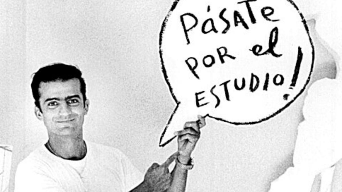 Juan Botas, junto al cartel de su primera exposición en Gijón, «Pásate por el estudio».