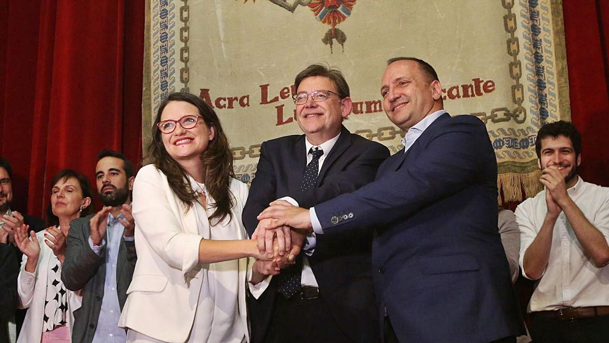 Mónica Oltra, Ximo Puig y Rubén Martínez Dalmau, tras firmar el Botànic II en Alicante.  | PILAR CORTÉS