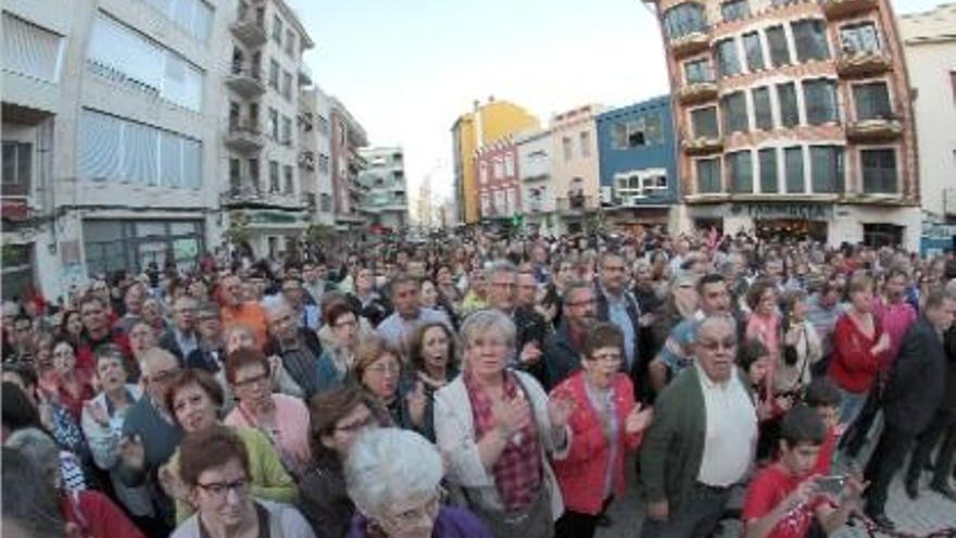 Mil personas claman contra la moción de censura en Tavernes de la Valldigna