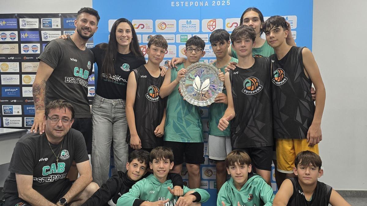 Aficionados del CAB Estepona posan con el título de la Final Four.