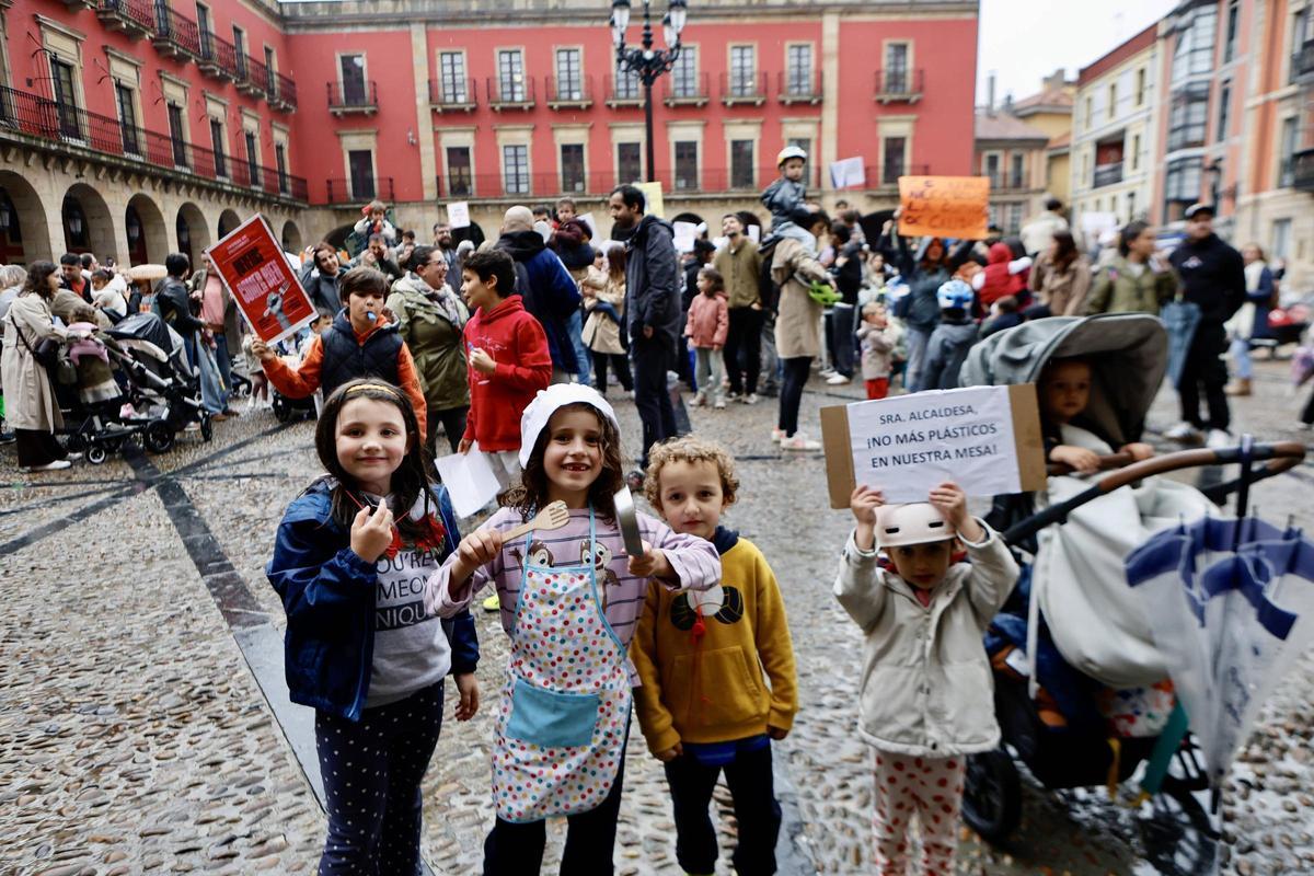 Unos pequeños en primera línea de la manifestación en la plaza Mayor por un cambio en los comedores escolares.