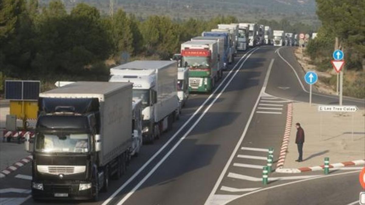 Marcha lenta de camiones por la N-340, el 11 de diciembre, para exigir la gratuidad de la autopista AP-7