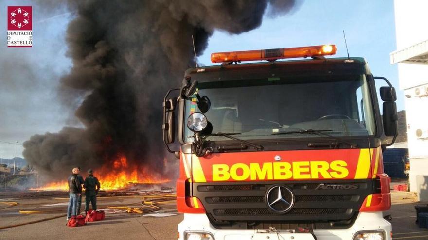 Controlan un incendio en un cañar en el polígono Carmaday de la Vall