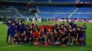 Las jugadoras del FC Barcelona celebran la victoria en la final de la Copa de la Reina 2020 disputada en el estadio de La Rosaleda.