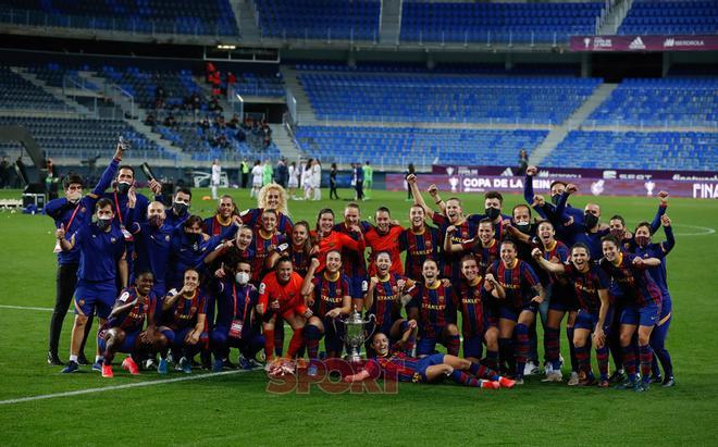 Las jugadoras del FC Barcelona celebran la victoria en la final de la Copa de la Reina 2020 disputada en el estadio de La Rosaleda.