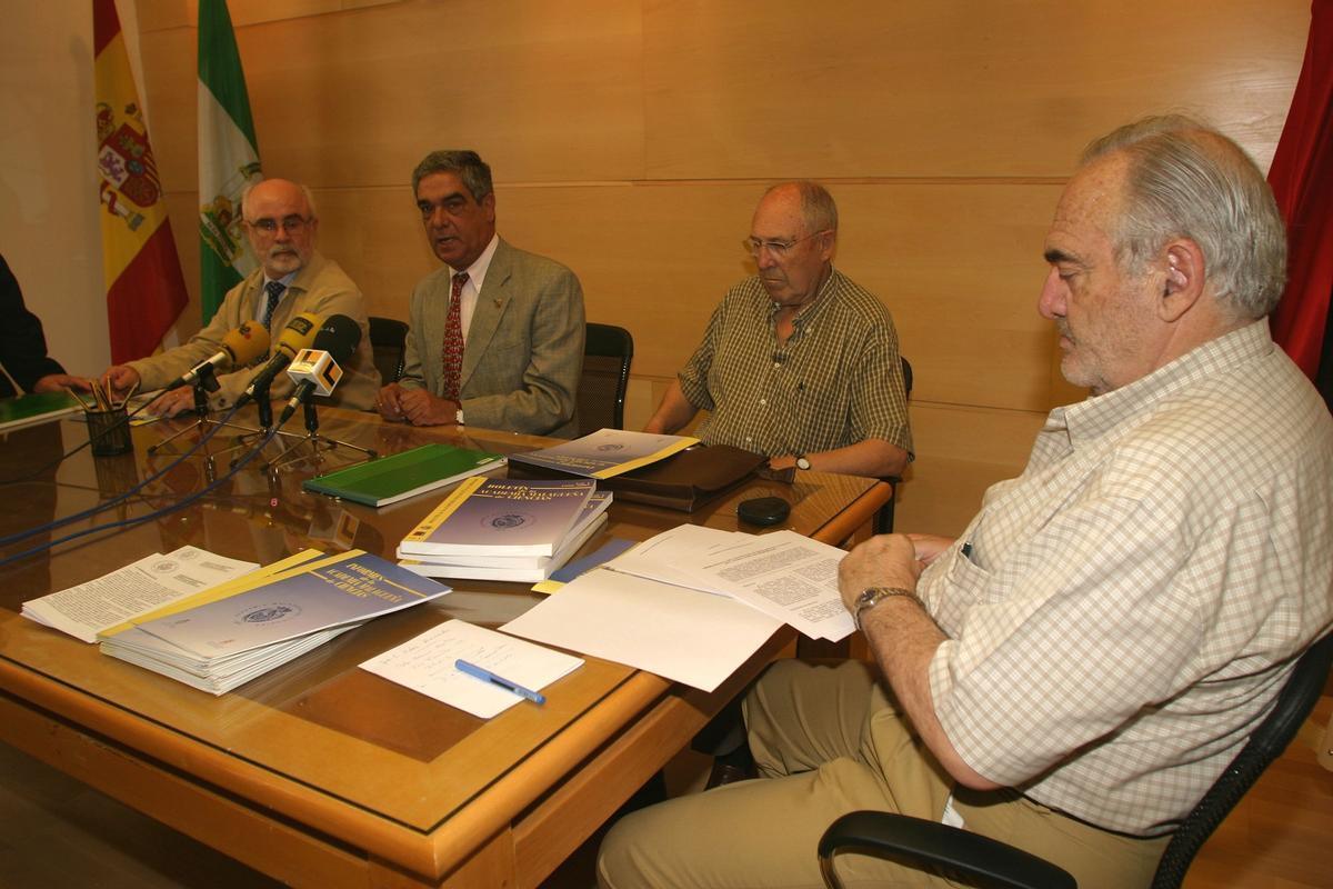 Juan Lucena, Alfredo Asensi, José Ángel Carrera y Luis López Peláez en una rueda de prensa en la sede administrativa de la AMC en 2004.