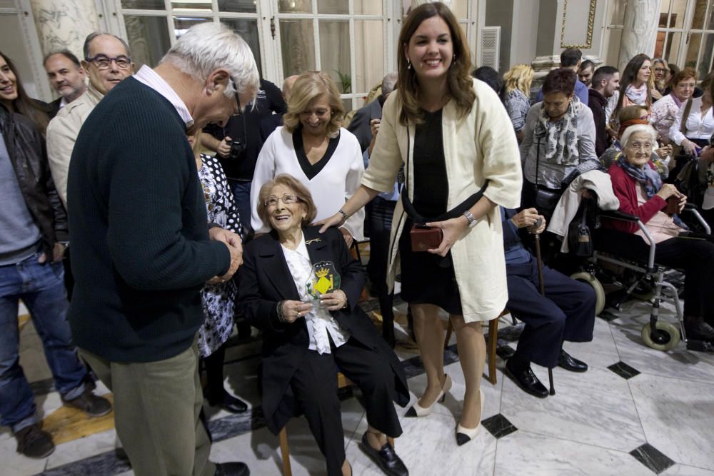 Homenaje a los 25 vecinos centenarios de Valencia