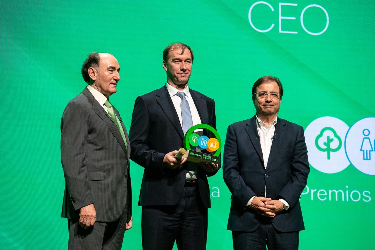 A la izquierda, Ignacio Galán, presidente de Iberdrola, entrega uno de los galardones.
