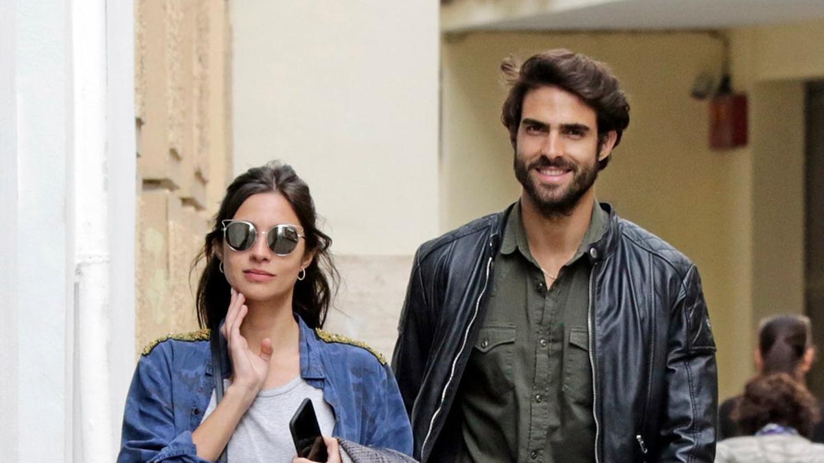 Rocío Crusset y Juan Betancourt paseando por Madrid