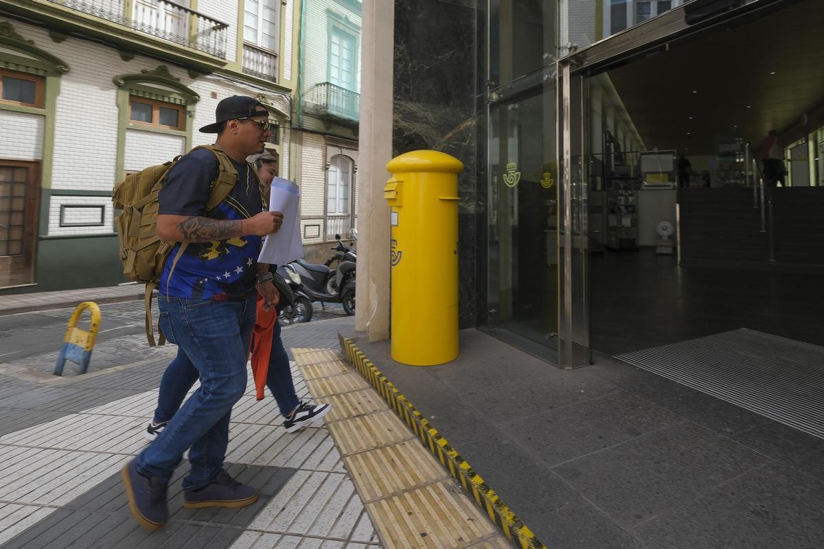 El joven venezolano David Infante, esta mañana entrando en la oficina de Correos de Primero de Mayo, Gran Canaria, para iniciar el proceso.