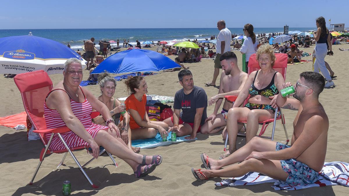 La familia Ramírez, de Teror, disfruta de un día de playa. De izquierda a derecha:  Mari Carmen, Inma, Ana, Gerardo, José, Rosi y Javier.