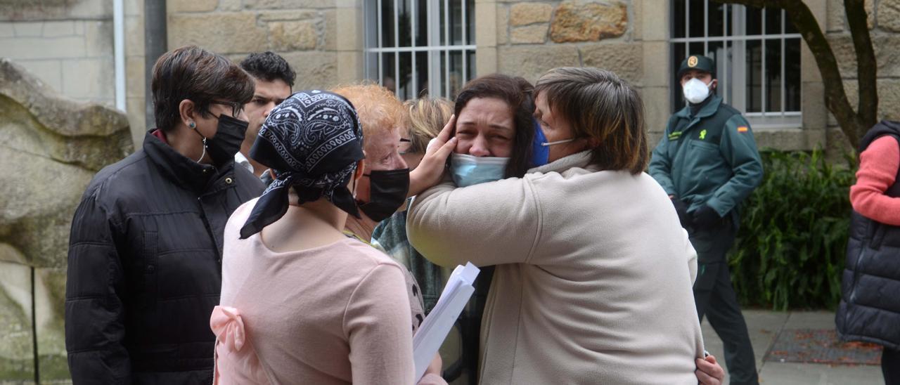 Familiares y allegados de Jéssica Méndez, ayer, en el exterior de los juzgados de Caldas, en donde José Eirín acudió a prestar declaración.