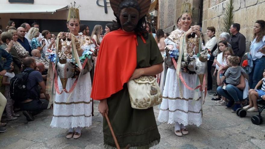 Sant Joan Pelós, gefolgt von den zwei Adlern. Im Beutel befand sich ein Bild von dem Lamm