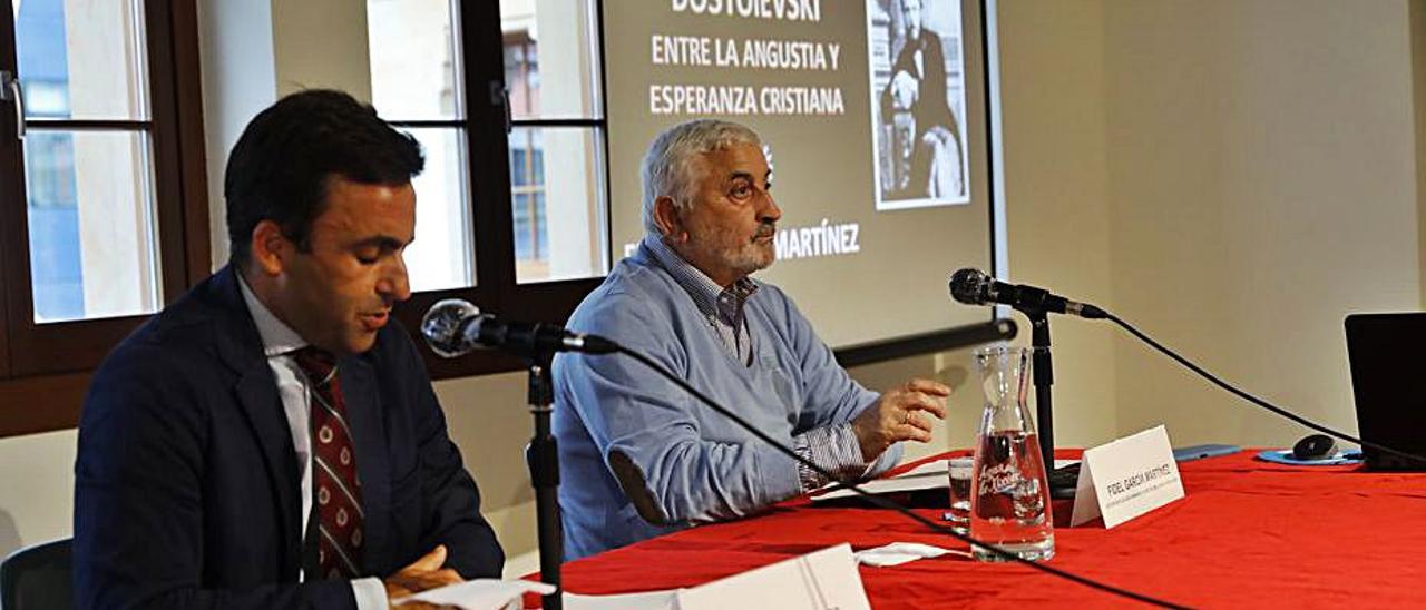 Alfonso Paredes, a la izquierda, y Fidel García, ayer, durante la conferencia en la Escuela de Comercio. | Marcos León